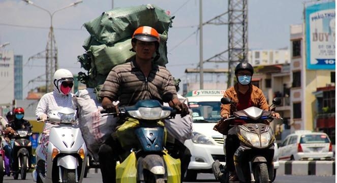 Nam giới l&agrave;m việc thường xuy&ecirc;n trong moi trường nắng n&oacute;ng c&oacute; thể bị ảnh hưởng tới chất lượng tinh tr&ugrave;ng. Ảnh: Hải An.&nbsp;