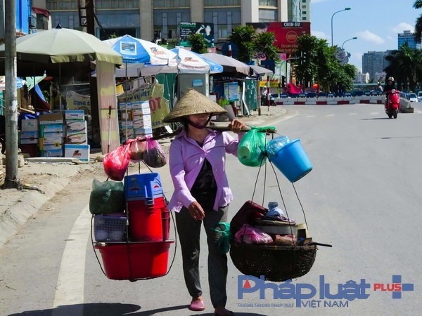 Cuộc sống mưu sinh với g&aacute;nh h&agrave;ng rong nay th&ecirc;m vất vả v&igrave; thời tiết oi bức.