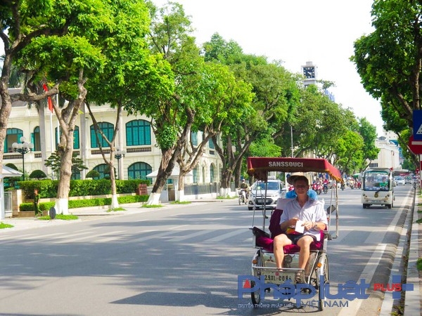 Về chiều nhiệt độ c&oacute; phần dịu hơn, một du kh&aacute;ch lựa chọn x&iacute;ch l&ocirc; để c&oacute; thể ngắm nh&igrave;n H&agrave; Nội.