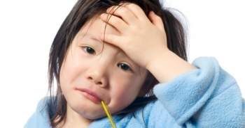 Nắng 40 độ C: Làm gì khi trẻ bị sốc nhiệt, đột quỵ