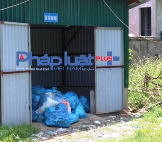 Khu chứa r&aacute;c thải sinh hoạt của Bệnh viện Sản - Nhi tỉnh Vĩnh Ph&uacute;c tạm bợ, sơ s&agrave;i.