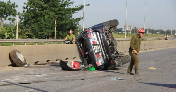 Ô tô "bay" lên giải phân cách khiến nhiều người bị thương