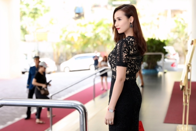 L&atilde; Thanh Huyền bị thu h&uacute;t trước vẻ