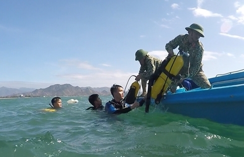 Tàu cá cứu sống 1 phi công trên Su-30MK2 gặp sự cố trên biển