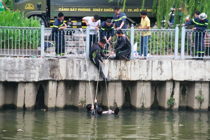 Thi thể nạn nhận được đưa l&ecirc;n bờ