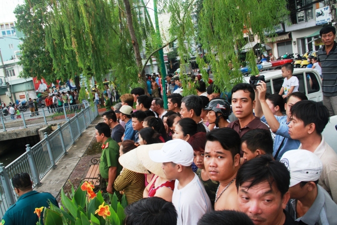 Rất đ&ocirc;ng người d&acirc;n hiếu kỳ tập trung theo d&otilde;i