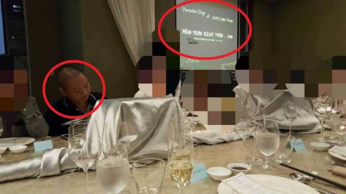 &Ocirc;ng chủ Paradise Bay trong một &ldquo;cuộc họp&rdquo; với nhiều &ldquo;quan kh&aacute;ch&rdquo;