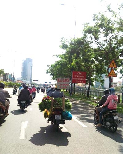 &ldquo;Rau sạch&rdquo; 10.000 đồng/ 3 b&oacute; xuống đường