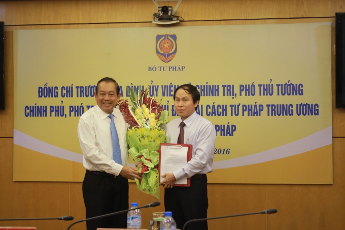 Ph&oacute; TTg Trương H&ograve;a B&igrave;nh trao Quyết định bổ nhiệm Thứ trưởng cho &ocirc;ng Ch&acirc;u.