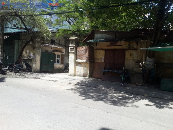 Khu vực ngo&agrave;i cổng c&ocirc;ng ty.