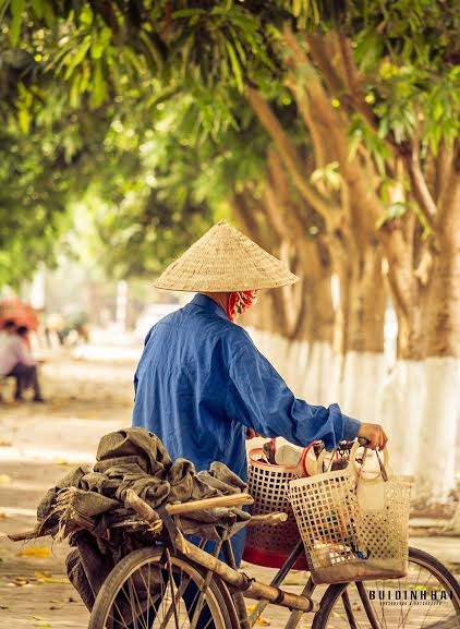 Lại l&ecirc;n đường, từ cửu vạn, ve chai, bốc v&aacute;c, l&agrave;m thu&ecirc;...miễn sao c&oacute; đủ tiền để c&aacute;c chị duy tr&igrave; cuộc sống, nu&ocirc;i con ăn học.