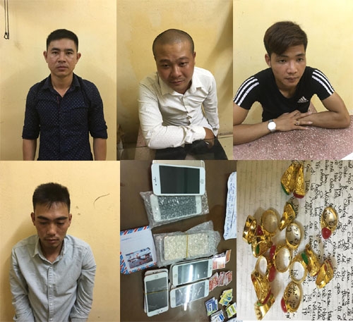 Bốn đối tượng lừa đảo đến từ Vĩnh Ph&uacute;c đ&atilde; thực hiện tr&oacute;t lọt h&agrave;ng chục vụ bằng v&agrave;ng giả v&agrave; iPhone nh&aacute;i. (Ảnh: C&ocirc;ng an Thanh H&oacute;a cung cấp)