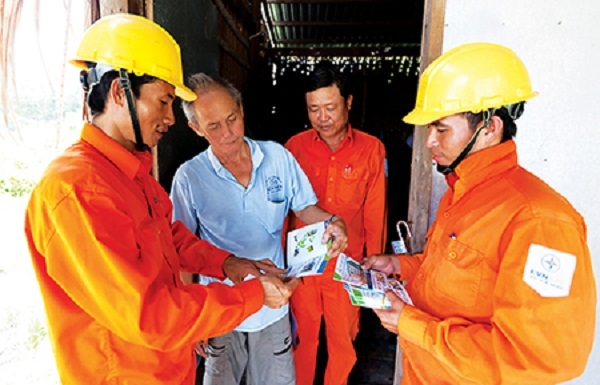 Sự phục vụ tận t&igrave;nh của nh&acirc;n vi&ecirc;n điện lực l&agrave; một yếu tố được kh&aacute;ch h&agrave;ng đ&aacute;nh gi&aacute; cao. Ảnh: Th&agrave;nh An.