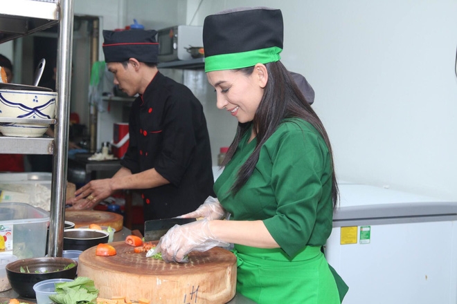 Sau những ng&agrave;y bận rộn đi diễn,&nbsp;Phi Nhung&nbsp;kh&ocirc;ng đi du lịch, mua sắm để thư gi&atilde;n như c&aacute;c đồng nghiệp. C&ocirc; thường lui tới nh&agrave; h&agrave;ng ri&ecirc;ng của m&igrave;nh để tự tay nấu những m&oacute;n ăn chay tịnh.