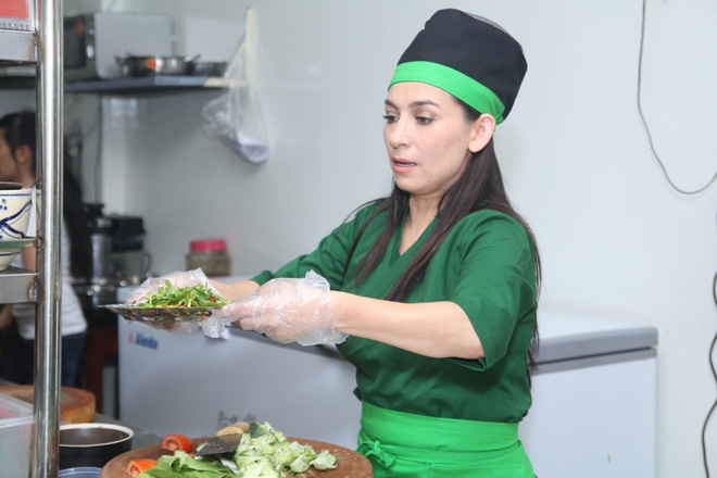 Phi Nhung cho biết, ẩm thực lu&ocirc;n l&agrave; sở th&iacute;ch bấy l&acirc;u nay v&agrave; c&ocirc; thường xuy&ecirc;n v&agrave;o bếp trổ t&agrave;i nấu nướng mỗi khi rảnh rỗi.