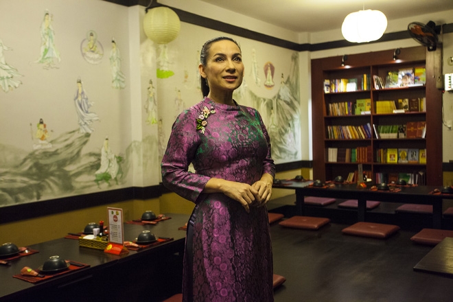 Năm nay, Phi Nhung đ&atilde; ngo&agrave;i 40 tuổi. Song c&ocirc; vẫn giữ được nhan sắc trẻ trung thường thấy c&ugrave;ng với cuộc sống giản dị, kh&ocirc;ng bon chen.