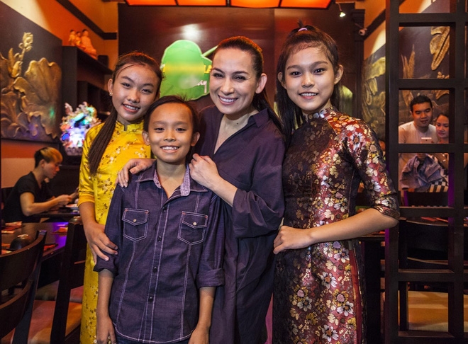 Trước mắt, Phi Nhung đang tập trung hỗ trợ, chỉ bảo th&ecirc;m cho c&aacute;c con nu&ocirc;i như: Thu Hiền, Thi&ecirc;n Ng&acirc;n,&nbsp;Hồ Văn Cường... đang tham gia v&agrave;o c&aacute;c cuộc thi ca h&aacute;t, t&agrave;i năng tr&ecirc;n truyền h&igrave;nh.