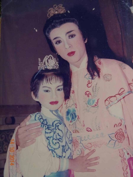 B&igrave;nh Tinh l&uacute;c b&eacute; v&agrave; nghệ sĩ Tiểu Linh.