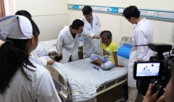 Bé 11 tuổi hoá thành người cây vì mắc bệnh lạ