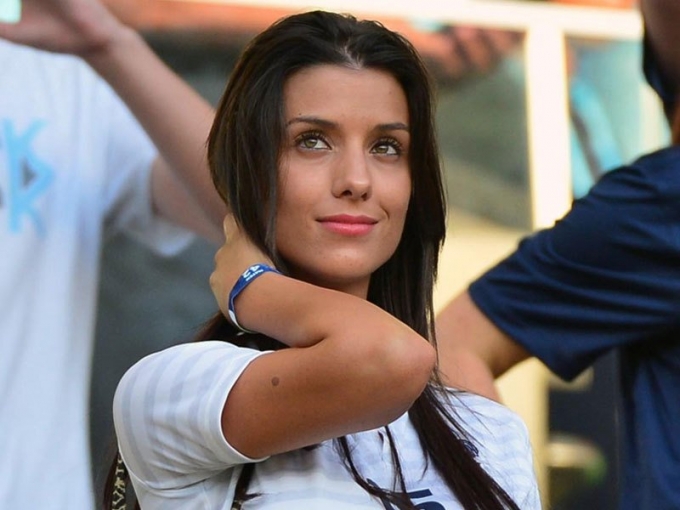 D&ugrave; Sagna kh&ocirc;ng đẹp trai nhưng ai cũng phải ngước nh&igrave;n bởi c&oacute; c&ocirc; vợ cực xinh. D&ugrave; đ&atilde; c&oacute; với hậu vệ Man City 2 mặt con nhưng Lupine Sagna vẫn khiến nhiều người ngưỡng mộ bởi sắc đẹp của m&igrave;nh.