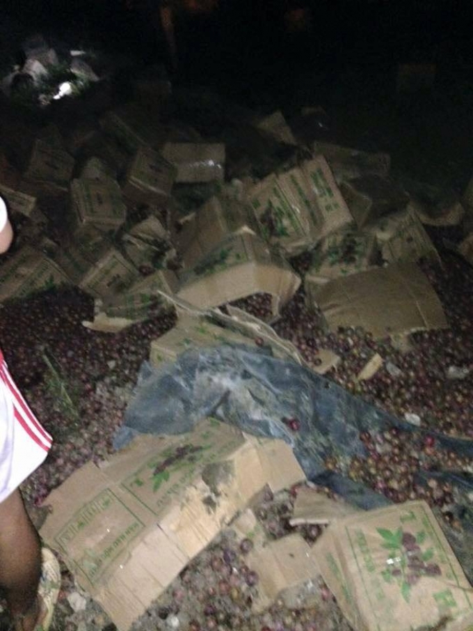 Hiện trưởng vụ tai nạn xe tải chở mận lao xuống vực s&acirc;u.