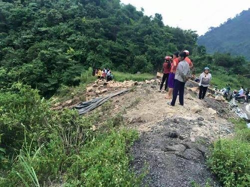 Lực lượng cứu hộ nhanh ch&oacute;ng c&oacute; mặt để đưa c&aacute;c nạn nh&acirc;n ra khỏi hiện trường v&agrave;o bệnh viện cấp cứu.