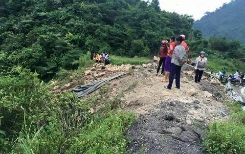 Hòa Bình: Xe tải chở mận lao xuống vực sâu, hai người nguy kịch