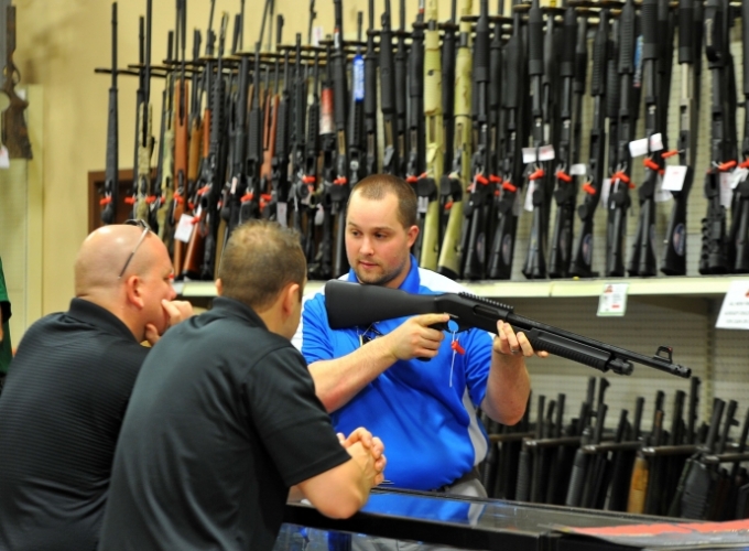 Tất cả người Mỹ đều c&oacute; thể dễ d&agrave;ng mua s&uacute;ng.