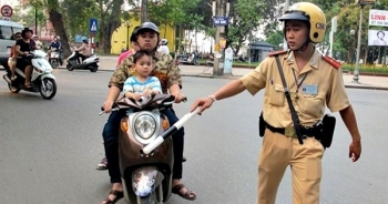 Từ 1/8, dùng điện thoại và không gạt chân chống khi lái xe đều sẽ bị phạt nặng