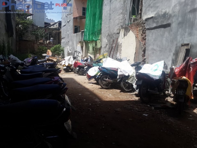 B&ecirc;n trong được tận dụng cho gửi xe, tập kết vật liệu x&acirc;y dựng.