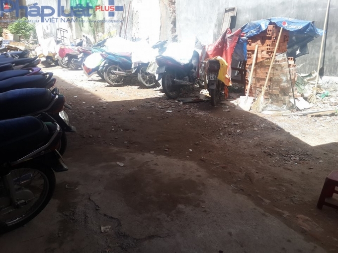 Theo người d&acirc;n, mảnh đất n&agrave;y để trống đ&atilde; được khoảng mười năm nay v&agrave; vẫn c&oacute; bảo vệ tr&ocirc;ng nom h&agrave;ng ng&agrave;y.