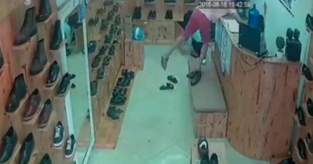 Hà Nội: Giả vờ mua giày, lấy trộm điện thoại của nhân viên