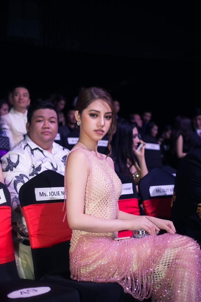 Hoa hậu Thế giới người Việt tại &Uacute;c khoe đường cong n&oacute;ng bỏng tại Đ&ecirc;m hội ch&acirc;n d&agrave;i 10