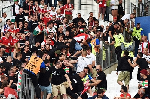 C&aacute;c nh&acirc;n vi&ecirc;n tr&ecirc;n kh&aacute;n đ&agrave;i kh&ocirc;ng thể kiểm so&aacute;t được cả đ&aacute;m đ&ocirc;ng.