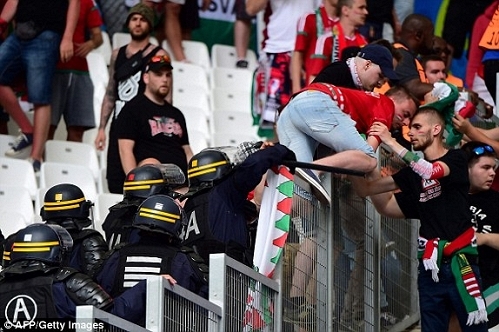 Cảnh s&aacute;t chống bảo động l&agrave;m nhiệm vụ.