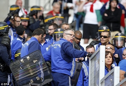 Cảnh s&aacute;t Ph&aacute;p bị đ&aacute;nh chảy m&aacute;u m&ocirc;m.