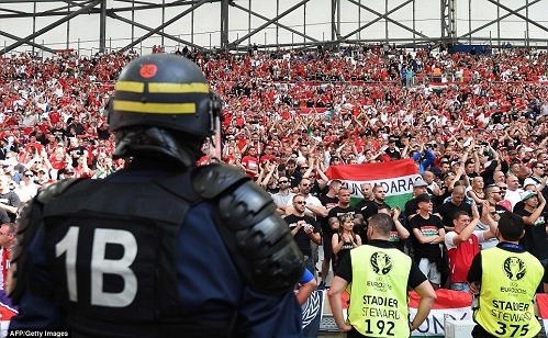 Trật tự được thiết lập khi cảnh s&aacute;t chống bạo động xuất hiện.