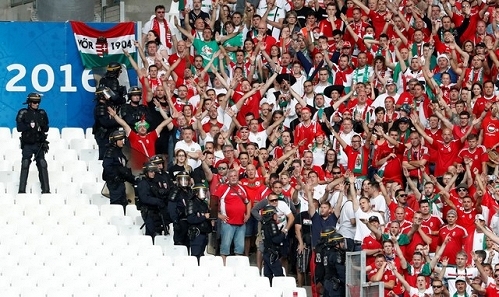 Cảnh s&aacute;t ph&aacute;p phải c&aacute;ch li khu vự của cổ động vi&ecirc;n Hungary.