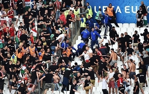 CĐV Hungary hung hăng làm loạn, đấm chảy máu mồm cảnh sát Pháp