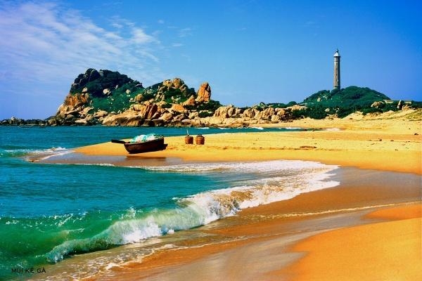 Biển Phan Thiết rất trong xanh v&agrave; m&aacute;t lạnh.