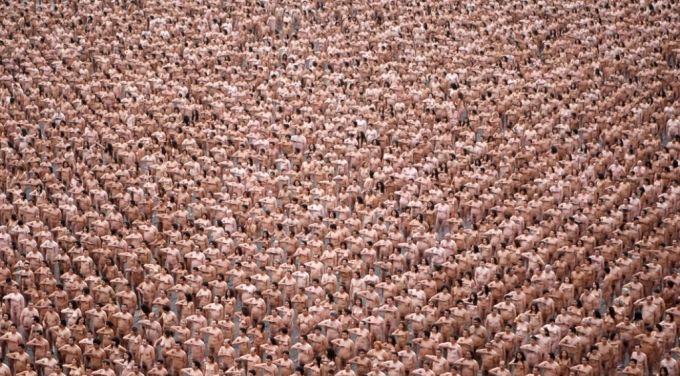 Gần 20.000 t&igrave;nh nguyện vi&ecirc;n khỏa th&acirc;n chụp ảnh trong chiến dịch của nhiếp ảnh gia Spencer Tunick ở quảng trường Zocalo, thủ đ&ocirc; Mexico City (Mexico) năm 2007. (Ảnh: AFP)