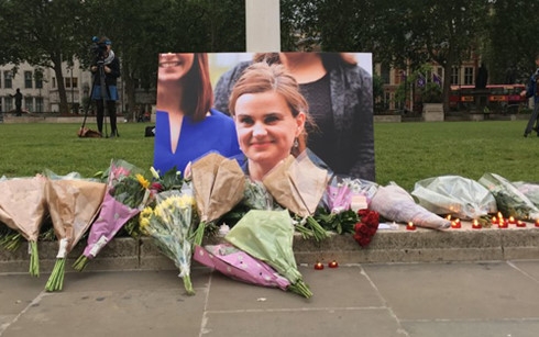 Người d&acirc;n tưởng niệm nữ nghị sĩ Jo Cox. (Ảnh: New York Times)