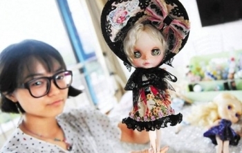 Nữ sinh kiếm bộn tiền nhờ nghề chơi cùng búp bê