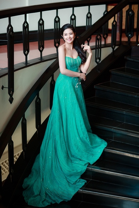 Hoa hậu Việt Nam 2010 chọn đầm dạ hội m&agrave;u xanh ngọc t&ocirc;n v&ograve;ng 1 quyến rũ v&agrave; l&agrave;n da trắng.