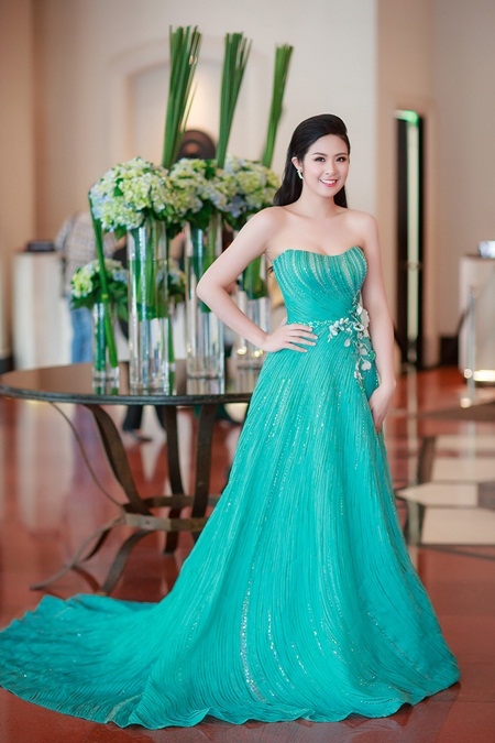 Ngọc H&acirc;n như c&ocirc;ng ch&uacute;a với đầm xanh c&uacute;p ngực gợi cảm