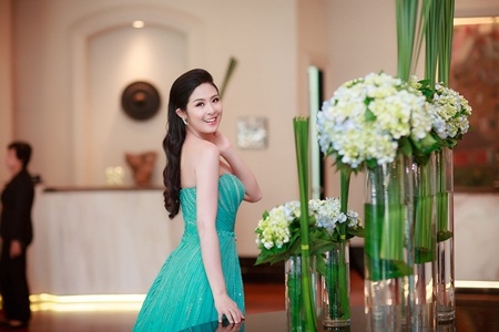 Ngọc H&acirc;n như c&ocirc;ng ch&uacute;a với đầm xanh c&uacute;p ngực gợi cảm