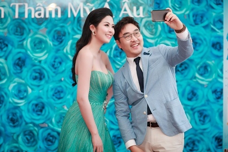 Ngọc H&acirc;n như c&ocirc;ng ch&uacute;a với đầm xanh c&uacute;p ngực gợi cảm