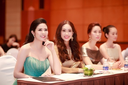 Ngọc H&acirc;n như c&ocirc;ng ch&uacute;a với đầm xanh c&uacute;p ngực gợi cảm