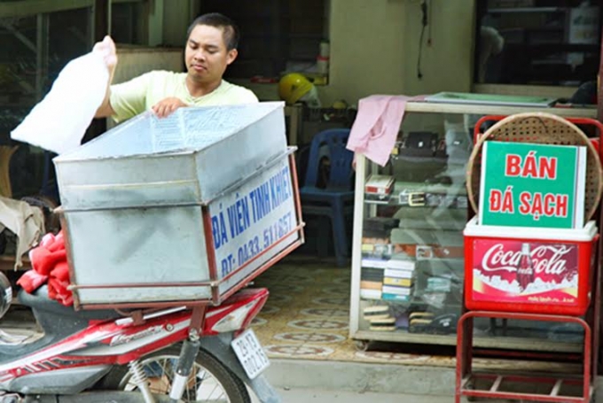 Nhan nhản c&aacute;c cơ sở quảng c&aacute;o b&aacute;n đ&aacute; sạch tr&ecirc;n thị trường. (Ảnh: Th&aacute;i Hiền)