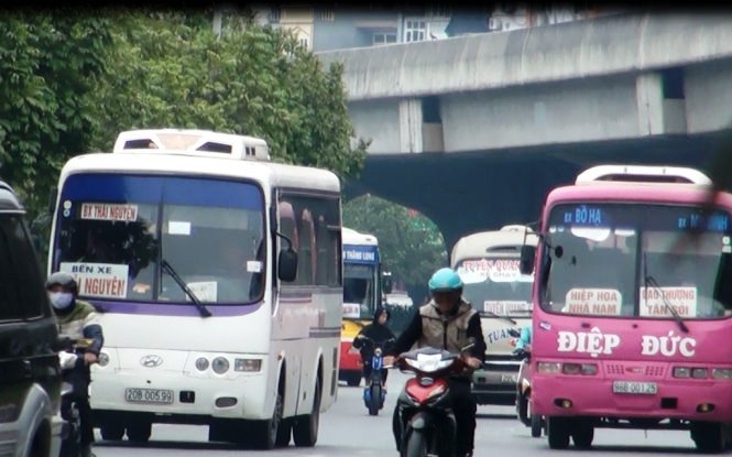 Xe kh&aacute;ch d&agrave;n h&agrave;ng ngang tr&ecirc;n đường Phạm H&ugrave;ng, H&agrave; Nội - Ảnh: Q.T. (Tuổi trẻ)